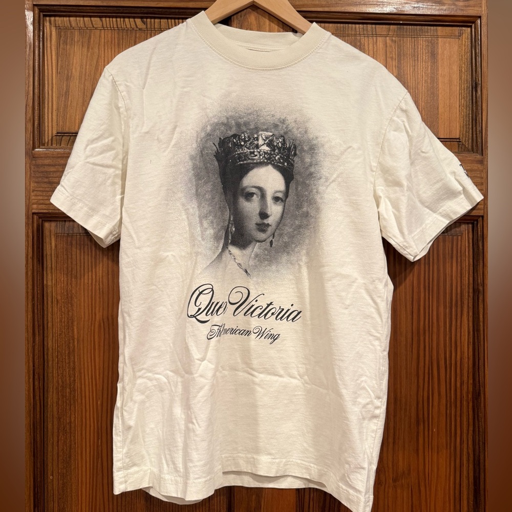 ✨ Queen Victoria “American Wing” Graphic Tee-Size Small ✨